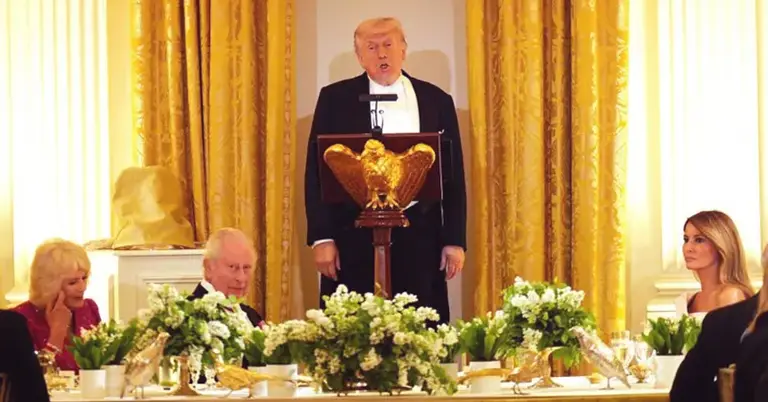 নৈশভোজে মঞ্চে বক্তব্য দিচ্ছেন ডোনাল্ড ট্রাম্প